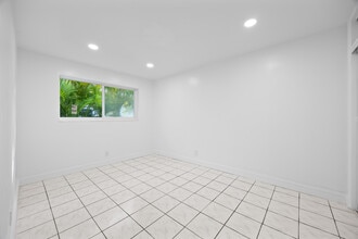 411 SE 3rd Ave in Hallandale Beach, FL - Building Photo - Building Photo