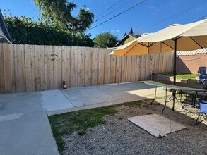 6439 1/2 Graves Ave in Van Nuys, CA - Foto de edificio - Building Photo