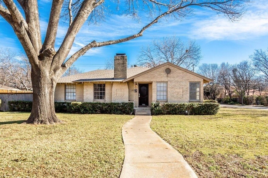 9306 Forest Hills Blvd in Dallas, TX - Building Photo