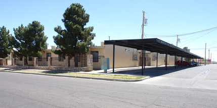 Villa Real Apartments in El Paso, TX - Foto de edificio - Building Photo