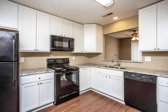 Ashworth Pointe Townhomes in West Des Moines, IA - Foto de edificio - Interior Photo