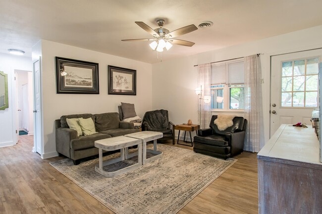 2332 S Clover Dr in Fayetteville, AR - Building Photo - Building Photo