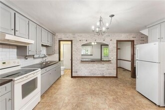 594 Metacom Ave in Bristol, RI - Building Photo - Building Photo