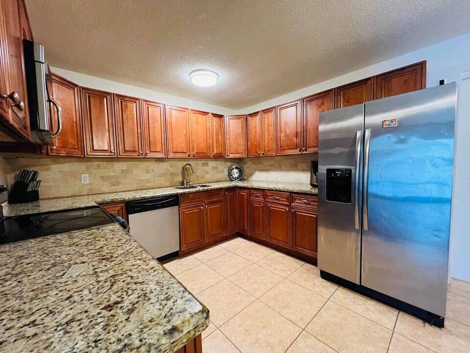 5678 Silvian Rd in West Palm Beach, FL - Foto de edificio