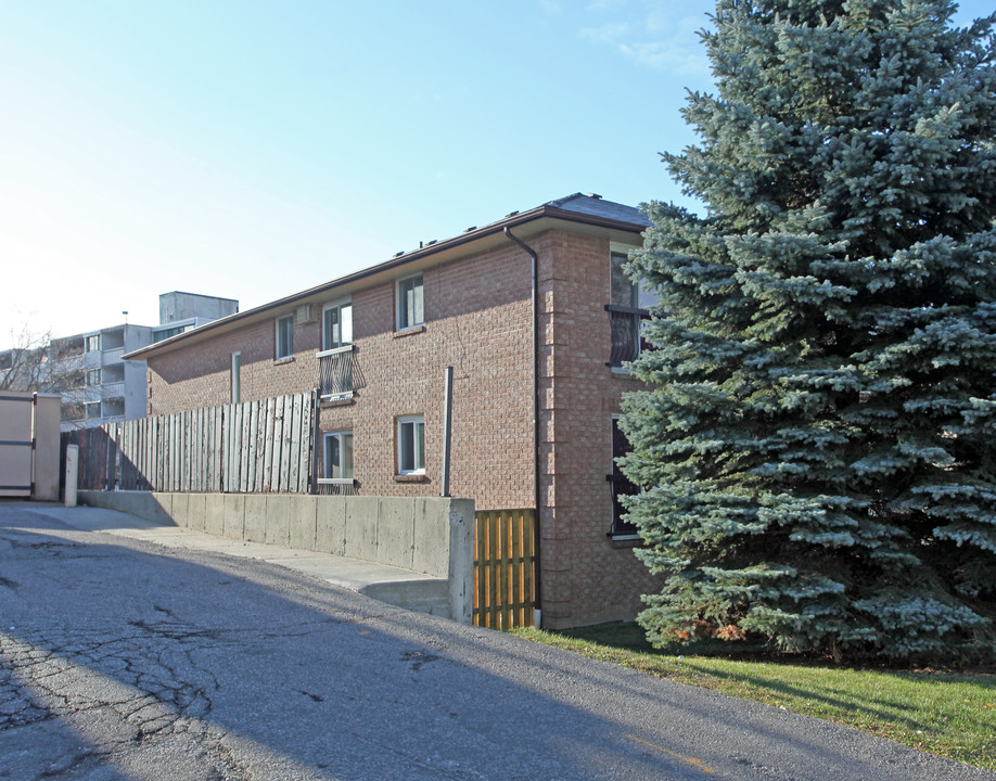 15 Mill St in Oshawa, ON - Building Photo