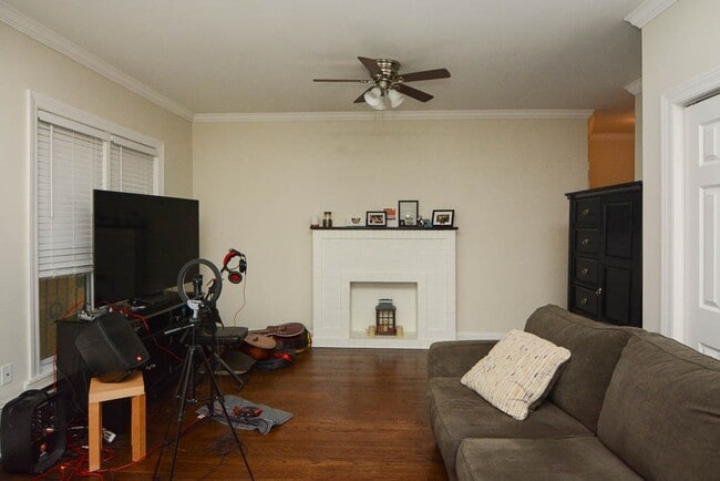 706 W Roscoe St, Unit J05P