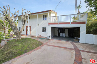 8640 Farralone Ave in Los Angeles, CA - Building Photo - Building Photo