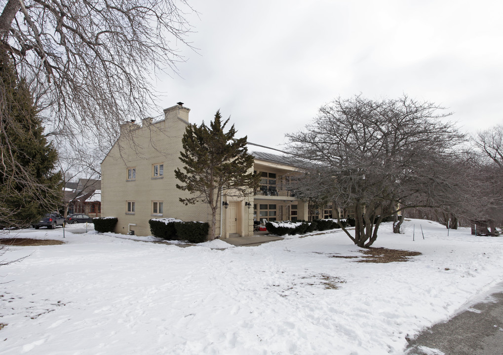 1160 E Singer Cir in Milwaukee, WI - Building Photo