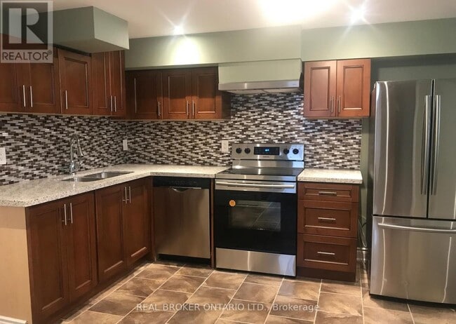 926 Flagship Dr in Mississauga, ON - Building Photo - Building Photo