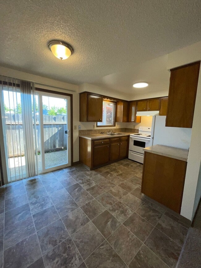 2481 Cherry Ave NE in Salem, OR - Building Photo - Building Photo