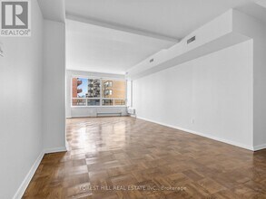 2500 Bathurst St in Toronto, ON - Building Photo - Building Photo