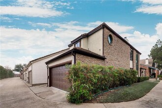 17119 Windward Ln in Addison, TX - Foto de edificio - Building Photo