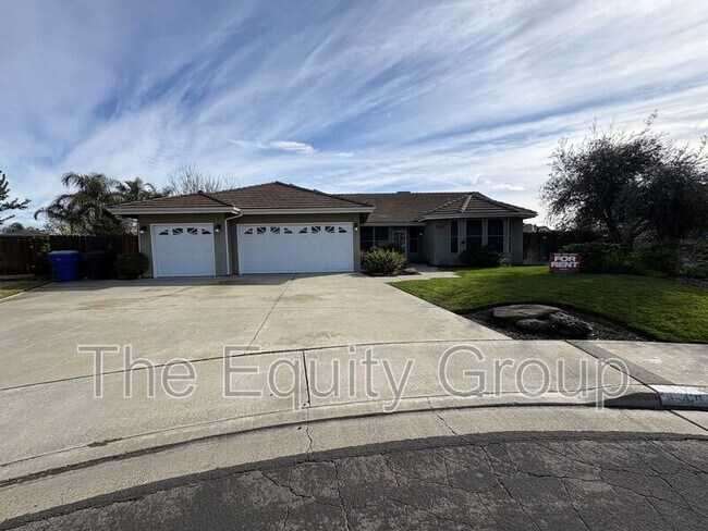 540 W Birch Ct in Hanford, CA - Building Photo - Building Photo