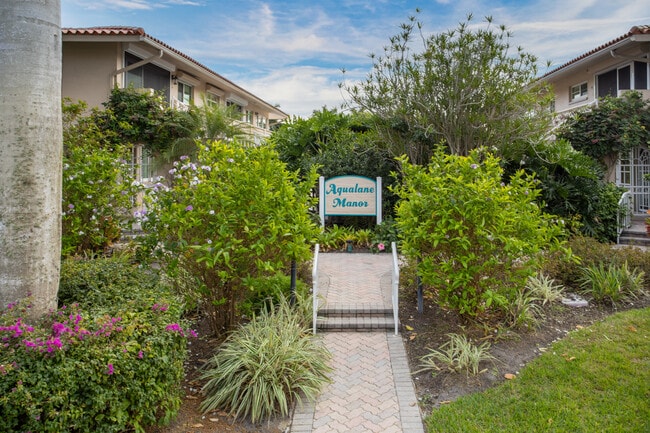 Aqualane Manor in Naples, FL - Building Photo - Building Photo