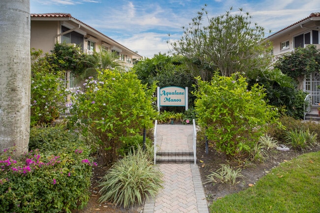 Aqualane Manor in Naples, FL - Foto de edificio - Building Photo