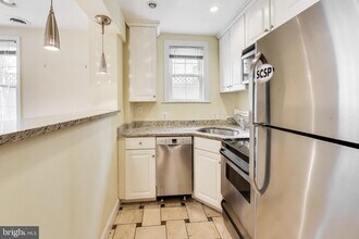 8414 Flower Ave, Unit 6 in Takoma Park, MD - Foto de edificio - Building Photo