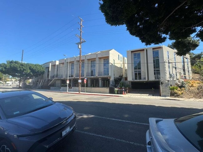 4548 Huntington Dr S, Unit 4570 huntington dr in Los Angeles, CA - Foto de edificio - Building Photo