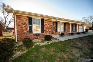 2215 Fairfax St NE in Huntsville, AL - Building Photo