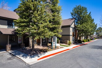 University Square Apartments in Flagstaff, AZ - Foto de edificio - Building Photo