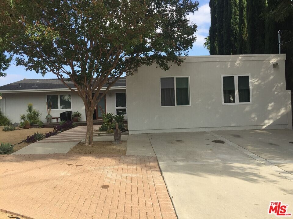 7040 Semrad Rd in Los Angeles, CA - Building Photo