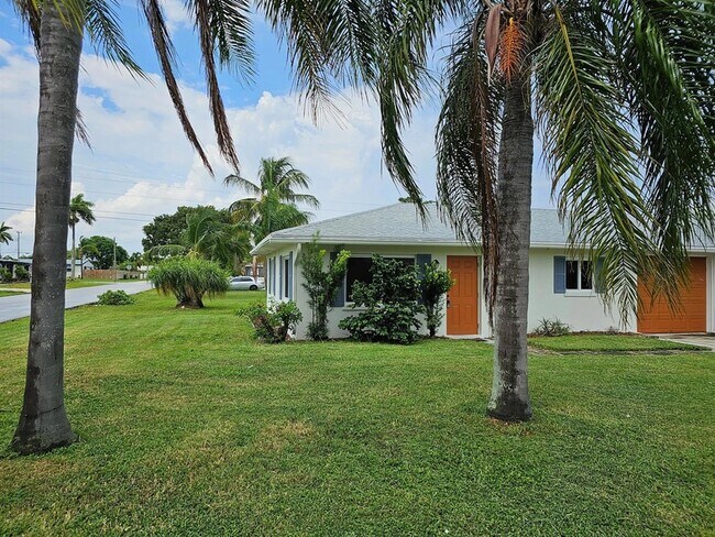 145 SW 8th Ave in Boynton Beach, FL - Building Photo - Building Photo