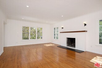 135 N Orange Dr in Los Angeles, CA - Building Photo - Building Photo