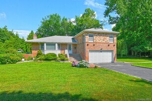 2 Cherrywood Ln in Port Washington, NY - Building Photo