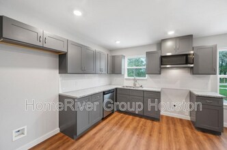 8120 Laura Koppe Rd in Houston, TX - Building Photo - Building Photo