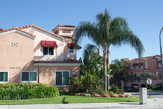 Vista Del Plaza Apartments in Brea, CA - Building Photo - Building Photo