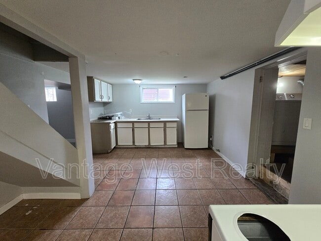 320 Rutland Rd S in Kelowna, BC - Building Photo - Building Photo