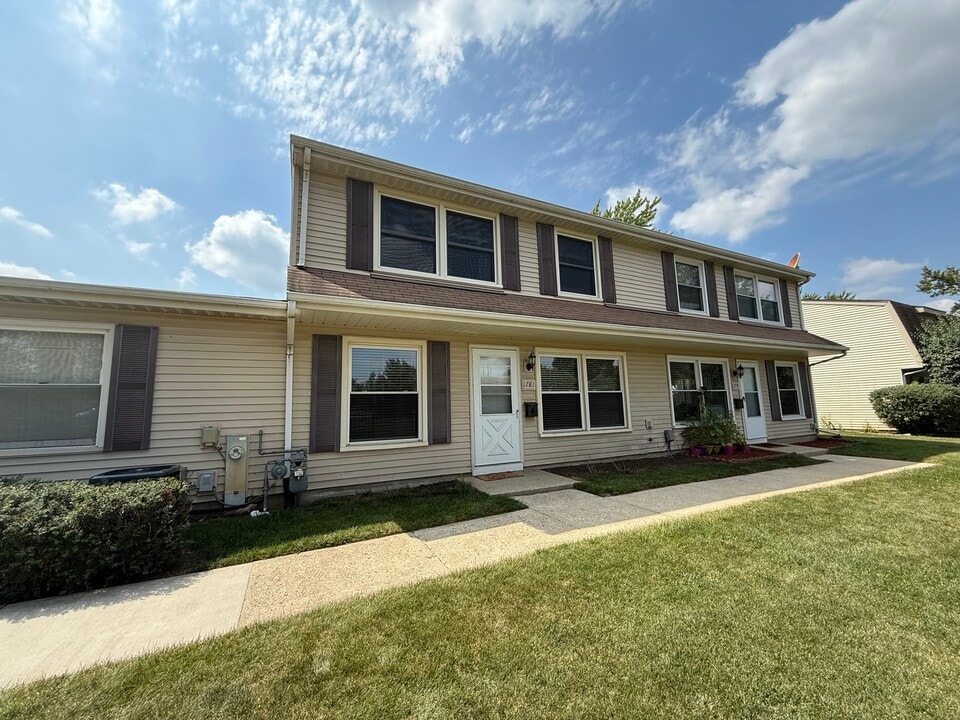 1781 Queensbury Cir in Hoffman Estates, IL - Building Photo