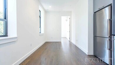 Monitor Street, Unit 4D in Brooklyn, NY - Foto de edificio - Building Photo
