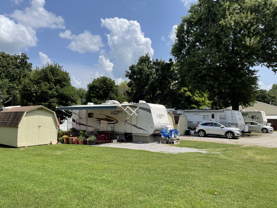 121 S Halsey St in Siloam Springs, AR - Building Photo