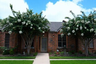 107 Manor Pl in Lake Jackson, TX - Building Photo