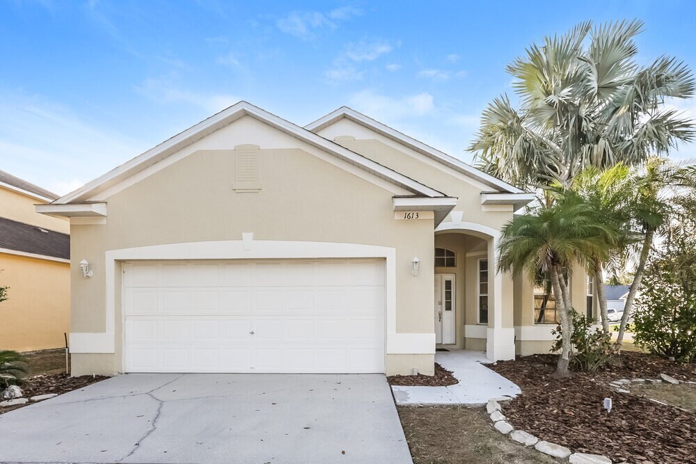 1613 Wakefield Dr in Brandon, FL - Building Photo