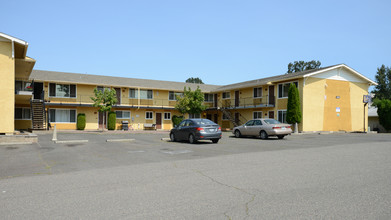 4545 SE Ina Ave in Milwaukie, OR - Foto de edificio - Building Photo