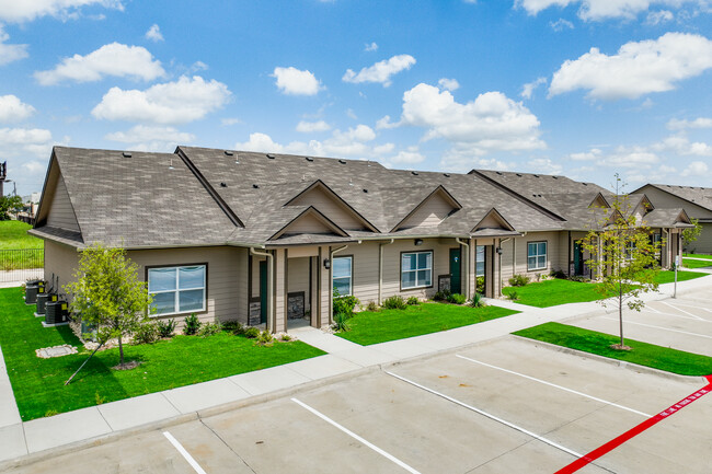 Villas Del San Xavier Senior Residences in San Marcos, TX - Foto de edificio - Building Photo