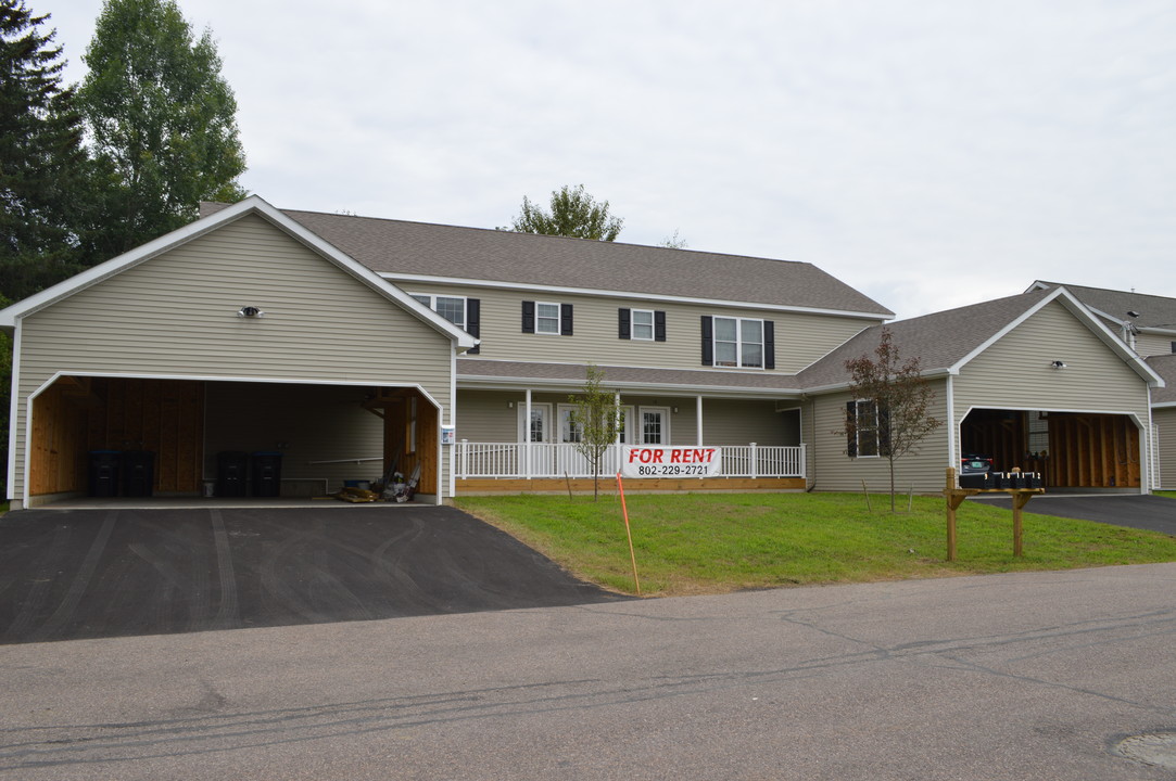 33 Rudd Farm Dr in Barre, VT - Foto de edificio