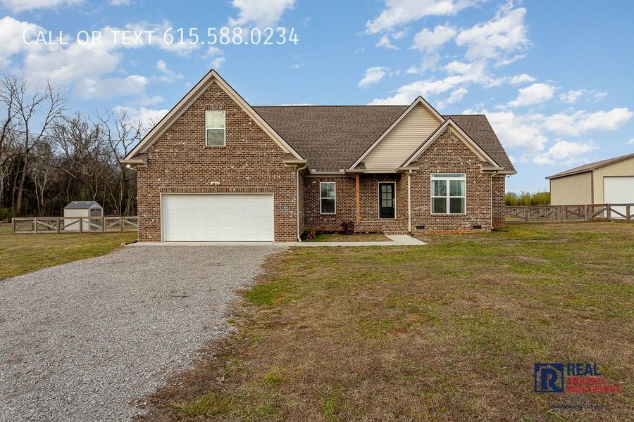 1318 Summer Station Dr in Chapel Hill, TN - Building Photo