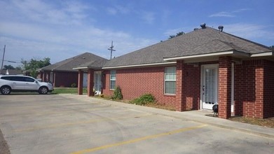 North Edwards Heights Apartments in Mount Pleasant, TX - Building Photo - Building Photo