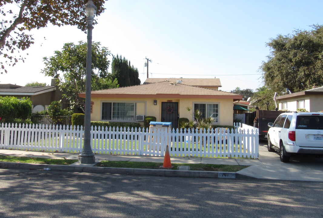 747 N Philadelphia St in Anaheim, CA - Building Photo