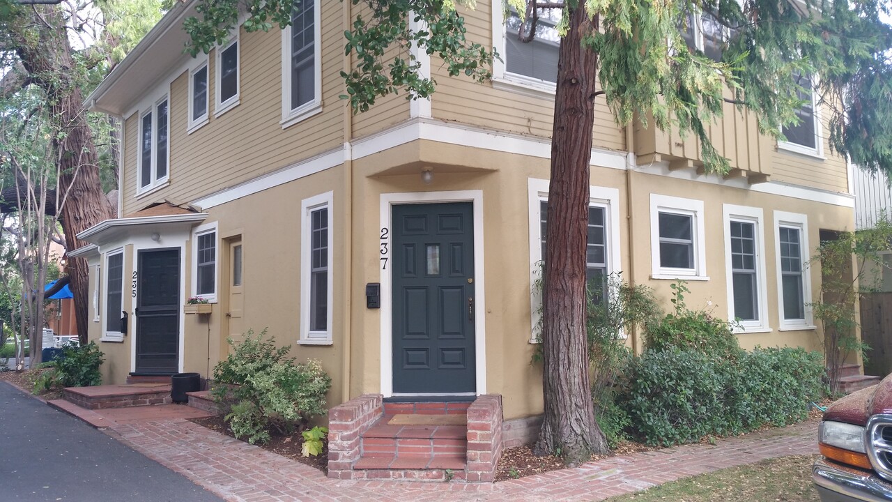 Hawthorne Gardens in Palo Alto, CA - Foto de edificio