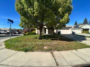 300 Dedham Ct in Lincoln, CA - Building Photo - Building Photo