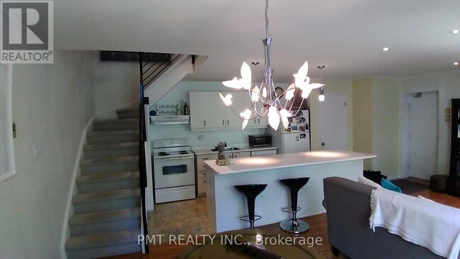 2064 Queen St E in Toronto, ON - Building Photo - Building Photo