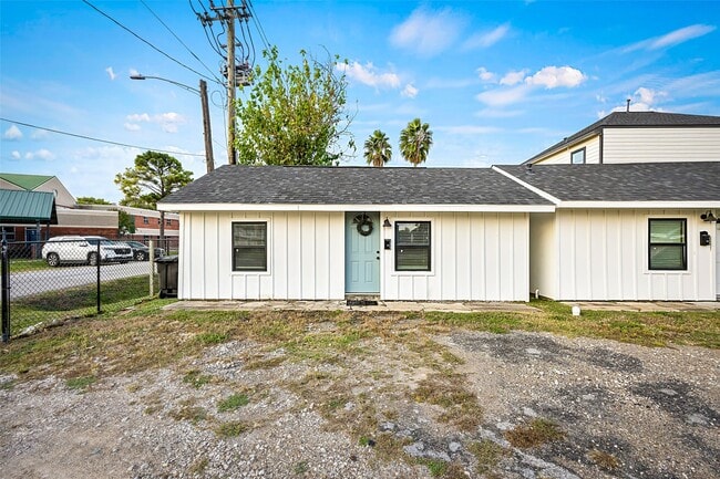 7303 Market St in Houston, TX - Foto de edificio - Building Photo