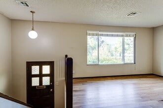 4797 Donald St in Eugene, OR - Building Photo - Building Photo