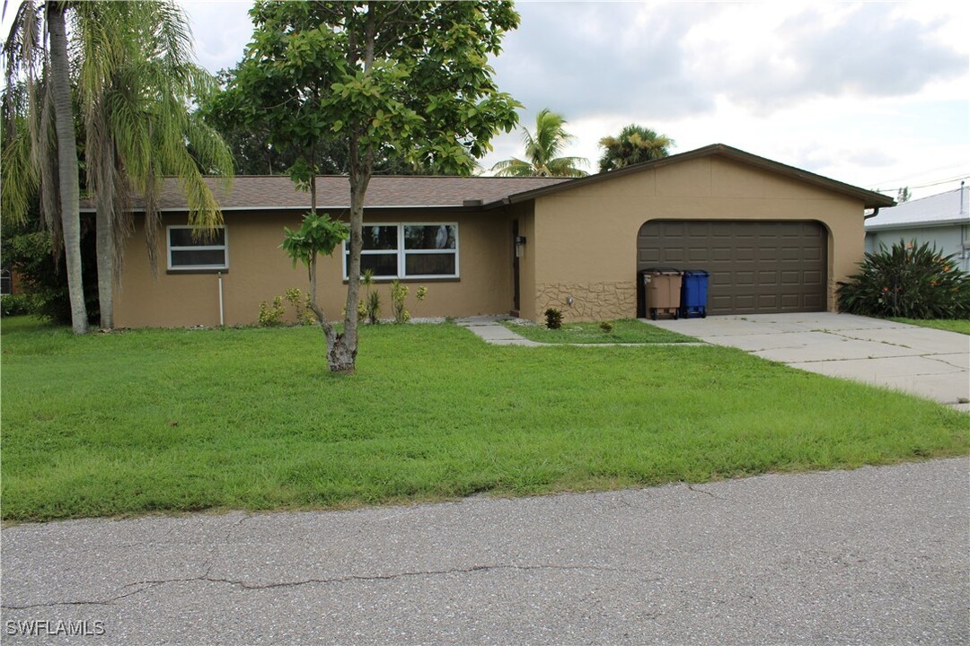 2231 Santiago Ave in Ft. Myers, FL - Building Photo