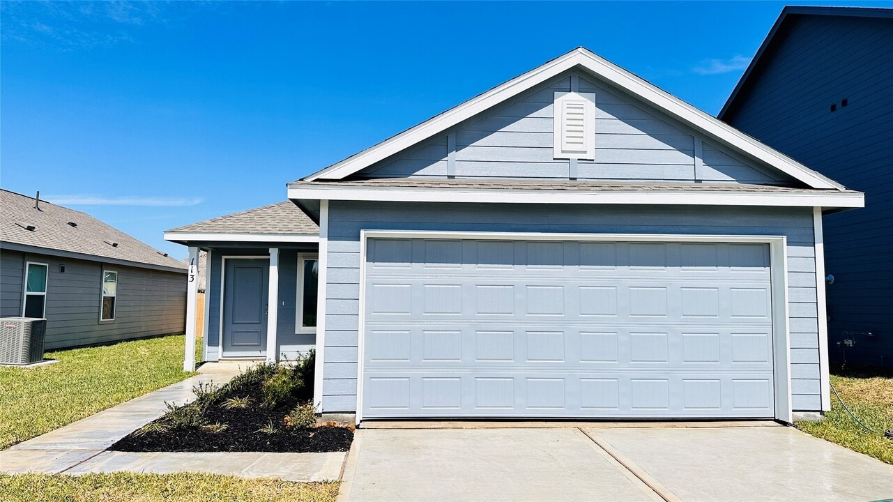 113 Lisa Marie Dr in Angleton, TX - Building Photo