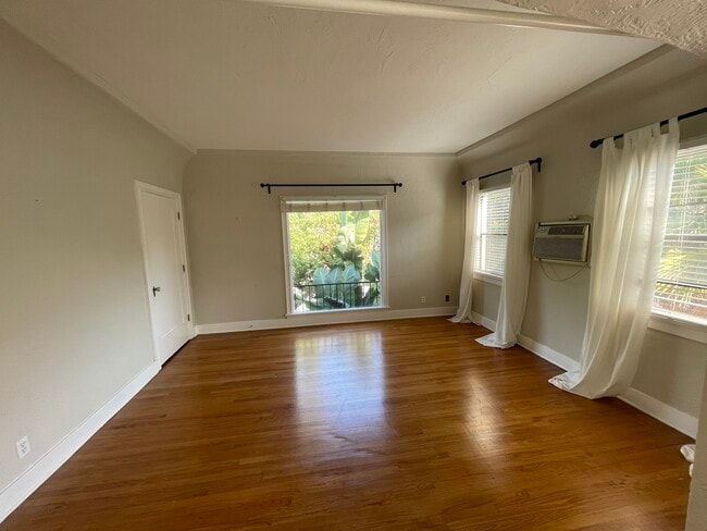 350 W Stocker St, Unit 350½ in Glendale, CA - Foto de edificio - Building Photo