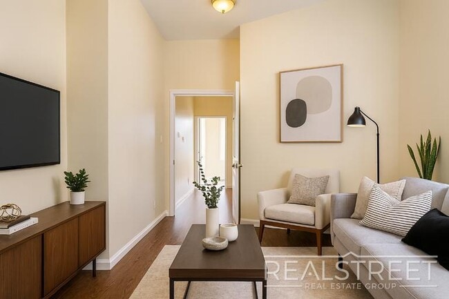 Welcome Home! Large 1.5-Bedroom with Priva